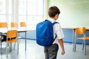 terug visie van een schooljongen met een rugzak staand in de klas. ai generatief pro foto