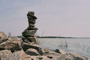 steen stapel, natuur landschap rivier- bank foto