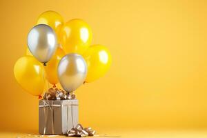 grijs geschenk doos met zilver linten en geel en grijs ballonnen Aan een geel achtergrond foto
