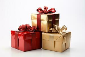 drie geschenk dozen verpakt in rood goud glimmend decoratief papier gebonden met linten Aan wit achtergrond foto