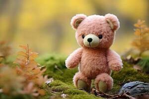 schattig roze teddy speelgoed- beer Aan wazig Woud herfst achtergrond foto