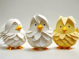 Pasen kuikens in origami stijl geïsoleerd Aan een wit achtergrond. Pasen eieren en kippen gemaakt van papier Aan een wit achtergrond. foto