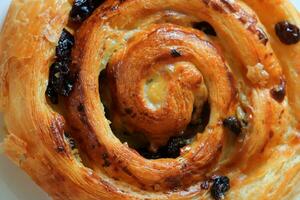 top visie, dichtbij omhoog van rozijn brood of pijn aux rozijn. foto