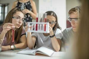 studenten in wetenschap klasse experimenteren met test buizen foto