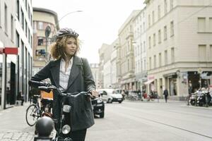 vrouw met fiets in de stad, berlijn, Duitsland foto