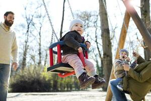 gelukkig familie Aan speelplaats foto