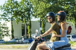 gelukkig paar rijden motor scooter in zomer foto