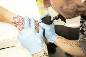 tatoeëren artiest tatoeëren hand- foto
