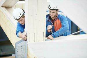 Oostenrijk, arbeiders vaststelling dak bouw foto