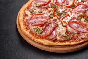 heerlijke verse krokante pizza uit de oven met ham en bulgaarse peper