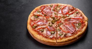heerlijke verse krokante pizza uit de oven met ham en bulgaarse peper