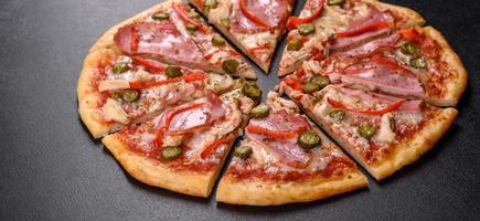 heerlijke verse krokante pizza uit de oven met ham en bulgaarse peper foto