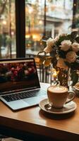 werk van huis benodigdheden. laptop en koffie foto