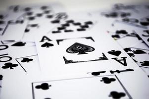 zwarte speelkaarten in chaos foto