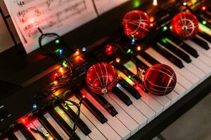 piano toetsenbord met Kerstmis decoratie, detailopname foto