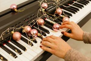 piano toetsenbord met Kerstmis decoratie, detailopname foto