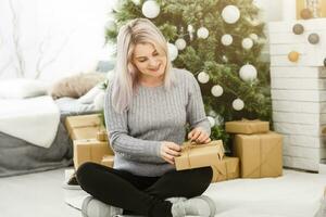 vrouw voorbereidingen treffen een Kerstmis Cadeau foto