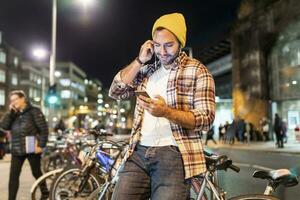 uk, Londen, Mens woon-werkverkeer Bij nacht in de stad en op zoek Bij zijn telefoon foto