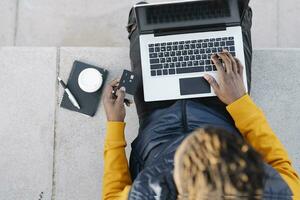 top visie van Mens gebruik makend van laptop en credit kaart voor online boodschappen doen foto