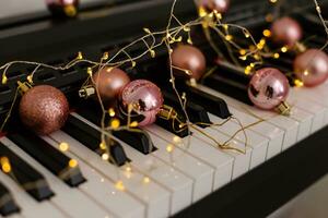 een piano met Kerstmis lichten en boom foto