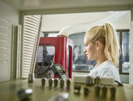 vrouw technicus onderhouden cnc machine foto