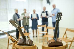 senioren in pensioen huis maken muziek- het zingen in koor foto