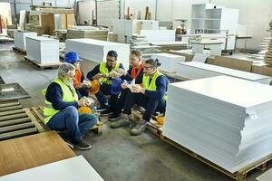 arbeiders in fabriek hebben lunch breken samen foto