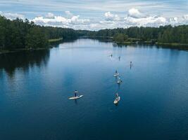 antenne visie van paddleboarders in goed rivier- foto