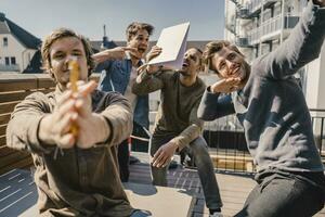 jong ondernemers hebben pret Aan een balkon, vieren succes foto
