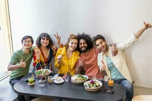portret van gelukkig groep van vrienden in een restaurant foto