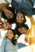 groep portret van vrolijk vrienden ineengedoken foto