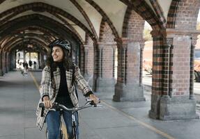 gelukkig vrouw rijden fiets in de stad, berlijn, Duitsland foto