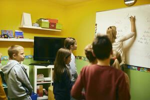 leraar met studenten schrijven Aan whiteboard foto