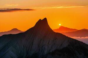 berg silhouetten Bij zonsopkomst. ai generatief pro foto