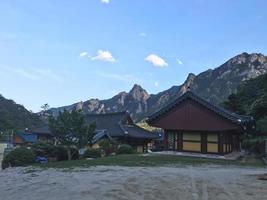 traditionele Aziatische tempel in het Seoraksan National Park, Zuid-Korea foto