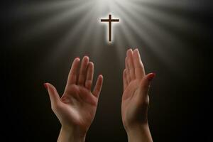 vrouw handen bidden tegen een wit achtergrond foto