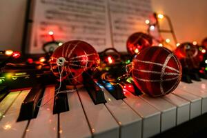 een piano met Kerstmis lichten en boom foto