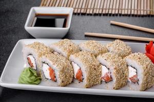 sushi roll sushi met garnaal, avocado, roomkaas, sesam. sushi-menu foto