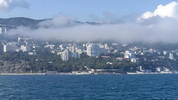 zeegezicht met uitzicht op de kustlijn van yalta foto