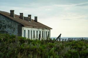 landschap met oude verlaten huizen. foto