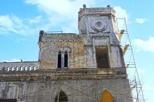 stedelijk landschap met oude architectuur. sukhumi, abchazië foto