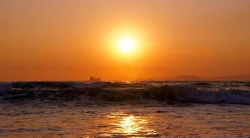 zonsondergang zee horizon vrachtschip silhouet landschap. foto