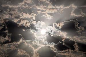 dramatische wolken in de lucht en ochtenduren foto