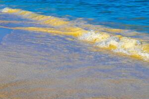 golven Bij tropisch strand caraïben zee Doorzichtig turkoois water Mexico. foto