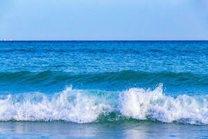 golven Bij tropisch strand caraïben zee Doorzichtig turkoois water Mexico. foto