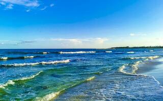 tropisch mexicaans strand helder turkoois water playa del carmen mexico. foto