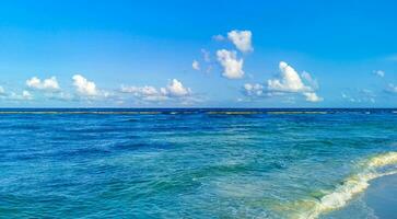 tropisch mexicaans strand helder turkoois water playa del carmen mexico. foto