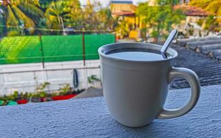 kop van americano zwart koffie in tropisch restaurant Mexico. foto