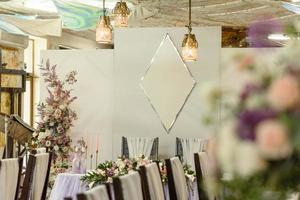 prachtige bloemencomposities in het restaurant voor de huwelijksceremonie foto