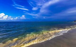 tropisch mexicaans strand helder turkoois water playa del carmen mexico. foto